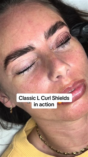 SORRRRRRRRY 😪😪😪😪 Here are the Spacelift ‘Classic L Curl Shields’ in action & you can literally see the L 🫨 2026 is the year you can actually choose the curl & style of your own natural lashes - who saw that one coming? 🤯🧚🏻 Credit to @Rkbeauty for sending us in this hugely satisfying video. So so talented! 🫶 #lashlift #lashliftandtint
