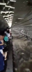 1.9K views · 31 reactions |  #viral Debido a la inundación del metro de Zhengzhou en China por las fuertes lluvias, pasajeros tuvieron que salir caminando por el túnel en medio de un río de agua contaminada. Video Cortesía | Meganoticias León | Facebook