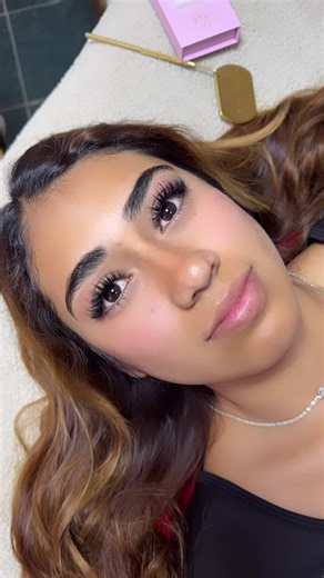 ✨ Si crees que necesitas dominar abanicos artesanales y crear estructuras manuales con espigas para lograr efectos así… estás perdiendo tiempo. Hoy existen herramientas que, bien utilizadas, te permiten crear resultados profesionales sin complicarte de más. Este efecto está trabajado con: ✔ plumilla (sustituyendo estructuras manuales) ✔ fibras tecnológicas W4D de Doncell Lashes Porque sí, las estructuras tradicionales se construyen con espigas… pero hoy puedes lograr ese mismo efecto visual de f