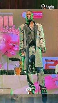 Seydou chee en pleine prestation lors de son concert au cicb
