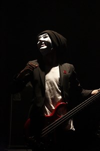 ベーシスト・drmにインタビュー　謎の怪しいお面、ベースを弾き始めた意外な理由、初のワンマン……気になることを全部訊いた | SPICE - エンタメ特化型情報メディア スパイス