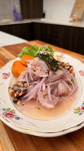 Así preparo mi CEVICHE 🐟 Fresco, ligero y con el punto de ají, ideal para disfrutar el verano☀️ Ingredientes: Limón perfumado: - Merma de pescado - Agua de cebolla - Zumo de limón - Sal - Apio - Ajo - Cebolla roja - Kion - Tallos de culantro - Ají limo Ceviche: - Pescado perico - Rocoto - Sal - Ají limo en brunoise - Culantro en chiffonade - Pimienta recién molida - Zumo de limón - Hielo - Limón perfumado - Cebolla en pluma Emplatado: - Lechuga seda - Camote - Choclo - Cancha pintada #Ceviche #