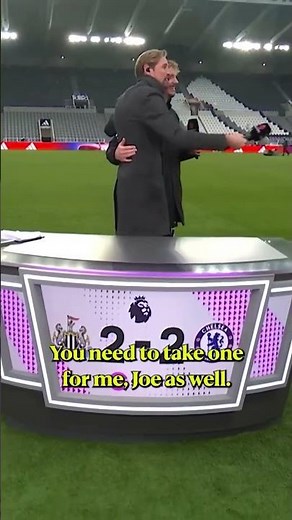 The incredible moment Peter Crouch and Nick Woltemade met for the first time 😅