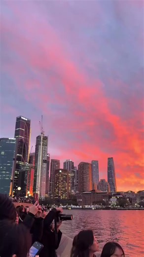 🇦🇺🦘 Here is a realistic breakdown of what a typical backpacker spends per day in Australia 🛌 Hostel: $45 🍔 Food: $25 🚌 Transportation: $15 Total Daily Average: ~$85 Let’s be real, Australia is not cheap! This budget assumes you are cooking some of your meals in the hostel kitchen and taking public transport. If you plan on drinking in Sydney bars, eating out for every meal, or booking tours to the Great Barrier Reef, expect this number to jump significantly! 🤖Want to calculate the exact c