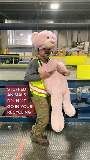 #HeyItsJosé is here to hopefully bring a smile to your face, while also teaching you a #recycling lesson 💚♻️ #learnontiktok #spanishtiktok #OutagamieCounty