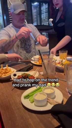 Prank level up: scares on the dining table 😆#prank#funnyvideo#restaurantprank#foodfail#usa
