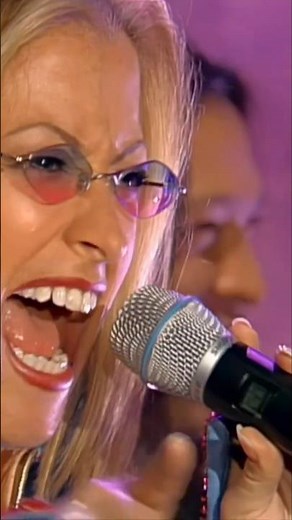 Anastacia performs her debut smash hit "I'm Outta Love" (2000)