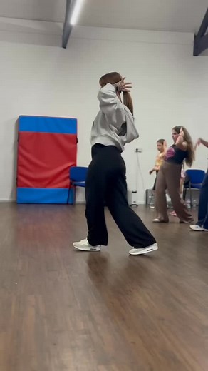 💢BEGINNERS CHOREOGRAPHY / COMMERCIAL CLASS💢 Did you know we run a class just for kids & teens (ages 10–15)? 📅 Every Tuesday during term time 🕠 5:30pm – 6:30pm Perfect for anyone wanting to try something new, build confidence and dive into the world of street dance choreography, with a rotation of amazing teachers each week to keep things fresh! This snippet features our beginners smashing it with the amazing @ola_dluzniewska, filmed by another of our incredible teachers, Rhi 🎥💥 Thinking of