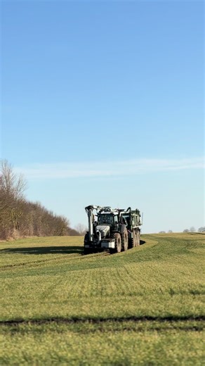 Fendt 1050 in Action: Summer Manure Spreading