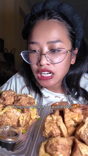 Mana peminat tauhu angkat tangan please bestie 😝 Tauhu begedil and tauhu sumbat from @MashaOvenfreshKitchen Price : $3-5 biji $6-10 biji $12- 20 biji $18-30 biji $24-40 biji $30-50 biji $36- 60 biji Available delivery by runner Or self pick up at kg Tanah Jambu Jalan Muara Masha oven fresh kitchen Contact 878 9041 #fypbrunei🇧🇳 #zxycba #bruneitiktok #bruneifoodies #fypbrunei