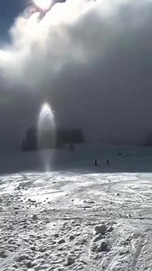 #Entérate 🔴 Un “subsun” o “vela solar” captado en la estación de esquí SkiWelt Wilder Kaiser, en Brixental, Austria, ha sorprendido a miles de personas. Este fenómeno ocurre cuando la luz se refleja en cristales de hielo planos y genera un pilar brillante bajo el sol. | Televisión Tabasqueña