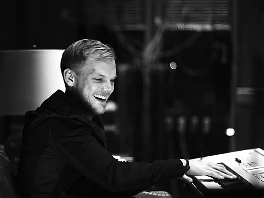 电子音乐的传奇Avicii 纪录片以TIM自己的话讲述了他的生活，并以独特的视角为特色记录了他的一生
