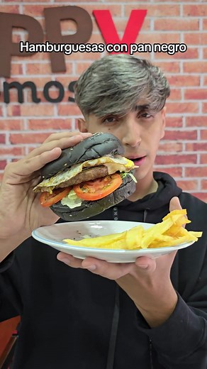 Promo Santiago Pellegrini 227 La Banda - ¡Panchos de colores y hamburguesas especiales!