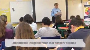 [VIDÉO] Permis Internet : un dispositif efficace auprès des enfants ! C’est en tout cas ce que nous sommes allés vérifier à l’école élémentaire Joliot Curie de Bouafle dans les Yvelines. Après avoir assisté à l’examen du Permis Internet en présence de gendarmes de la brigade de prévention de la délinquance juvénile (BPDJ) des Yvelines et de la brigade d’Ecquevilly, nous avons demandé aux élèves de CM2 ce qu’ils pensaient des dangers du net. Visiblement, la leçon a été bien intégrée ! | Gendarmer