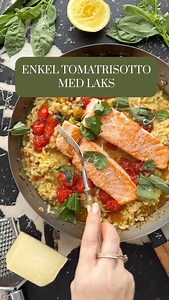 Nydelig laks med risotto til middag? Elsker hvor enkelt det er med «superbra» sine risottoer😍 ovnsbakte cherrytomater, fisk og masse basilikum. Velg selv om du vil bruke laks, lettsaltet torsk eller kylling, eller kjør vegetar i dag ☺️☺️ 3 ss olivenolje 600-800 gram Laks 2 selleristenger, hakket 2 hvitløksfedd 2 pakker cherrytomater 1 pakke risotto 5 dl grønnsakskraft eller kyllingkraft 3 dl vann 2 ss smør 1 neve revet parmesan En god skvis sitronsaft Salt etter smak 1 neve hakket basilikum 1.