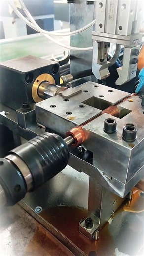 Double-head automatic tapping machine for copper tubes