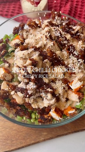 Noa Williams on Instagram: "CRISPY RICE SALAD WITH CREAMY SWEET CHILLI DRESSING This might be one of the best salads I’ve ever made 😮‍💨 It is crunchy, fresh and packed with flavour and the crispy rice and @froproaus sweet chilli chicken takes it to another level you can find these ones in the freezer at Coles Serves: 4 large bowls Crispy Rice: 450 g cooked jasmine rice cooled 3 tsp soy sauce (I used 1 dark soy and 2 regular) 1 tbsp chilli crisp oil 1 tbsp sesame oil Salad: 1 to 2 large cucumbe
