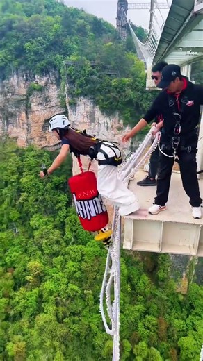 Miss, don't be afraid! Zhangjiajie Glass Bridge Bungee Jump