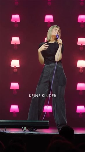 Hazel Brugger on Instagram: "Danke für 1 Mio Views auf YouTube für mein neustes Comedy-Special #immernochwach 🥳 ich weiß nicht, ob es mein BESTES Programm bisher ist (das müssen andere entscheiden..), es ist aber auf jeden Fall mein am besten gefilmtes 🍿🎬 Danke nochmal an @hellofreshde für die Unterstützung 🥦 Ich freue mich auf die Dernieren in Stockholm und Hamburg und mein neues Programm #goodeveningeurope 🐂🇪🇺 übrigens: Viele Termine bis Sommer 2026 sind schon ausverkauft, für Rust am 2