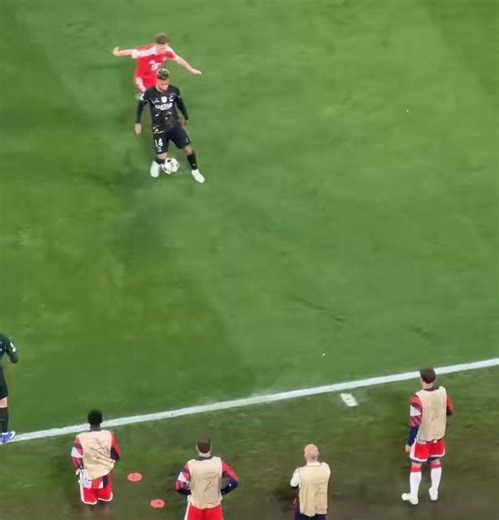 Bitte hört doch auf dieses Video zu verbreiten. Diese Szene wir Josh ohnehin den Rest seines Lebens verfolgen. Auf allen vieren, in einem CL-Halbfinale! Und im Internet hauen sie drauf und ergötzen sich an der Demütigung anstatt Würde und Anstatt zu wahren.