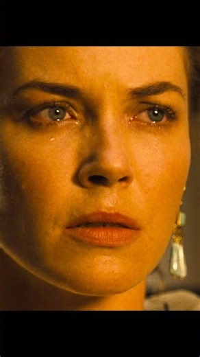 The little bee told him everything. #gladiator #commodus #joaquinphoenix #connienielsen #movie