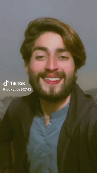 Expressive Hand Gestures Tutorial in Casual Setting