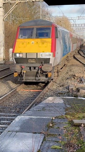 The best trains in the UK? TfW Class 67 Locomotive Hauled set through Cheadle Hulme #train #railway