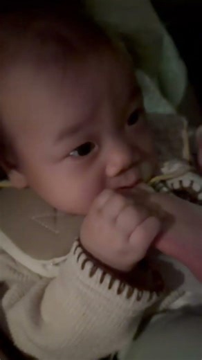 出乎意料的零食！寶寶在車上啃腳啃得好香，柔軟度簡直滿分！Unexpected Snack! Baby Biting Toes in Car 🚗💨