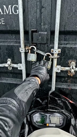 Container Falls From a Ship… Inside Is a Mercedes-Benz AMG 😱