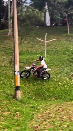 Highpro K5 250 – Potencia y estilo para la trocha 🔥 Lista para la pista, esta moto está como nueva, perfecta para los amantes del enduro y la trocha. Cuenta con tablero digital, luces led, llantas nuevas Excelente respuesta en todo tipo de terreno y un diseño agresivo que roba miradas. Ideal para quienes buscan rendimiento, fuerza y aventura en cada salida. 🌄💨 #Enduro #HighproK5 #MotosColombia #AventuraSobreDosRuedas