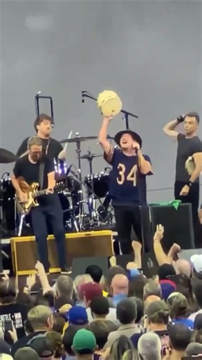 Pearl Jam, Glen Hansard and Band playing “Rockin’ in the Free World” live in Philadelphia 2024