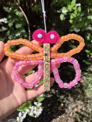 Bunter Schmetterling aus Perlen – einfache DIY-Anleitung