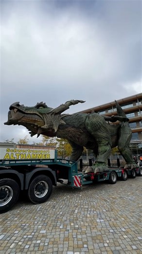 2M views · 58K reactions | This giant dragon is the world's largest walking robot 烙 | UNILAD Tech | Facebook