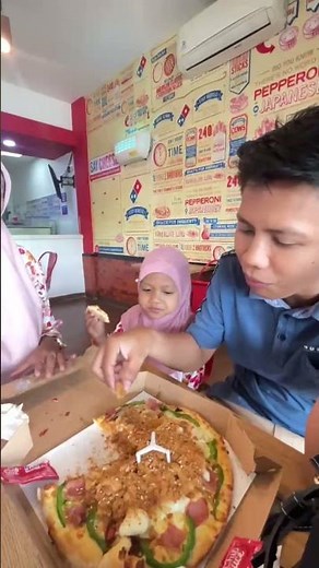 Lucu Banget!!! Ayah sama mama makan pizza bareng 😱😱😱 #shorts #funny #numnum