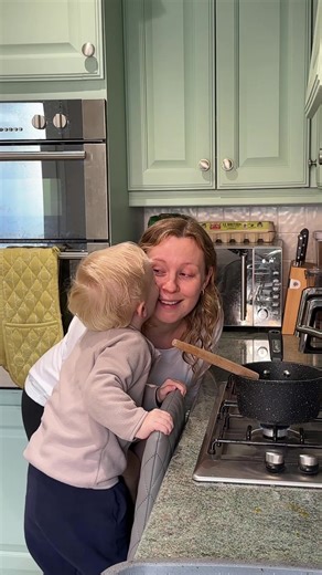 Our go to flapjack recipe for a tasty afternoon snack 👇😍 easy enough for a toddler to make with you! Ingredients: • Seed Mix • Dried Fruit Mix • Nut Mix • Coconut Flakes • Ground Cinnamon • Butter • Golden Syrup • Vanilla Extract • Dark Chocolate 1. Blend the nuts, then add the seeds, dried fruit, coconut flakes & cinnamon - mix together. 🥜 2. Melt (slowly) the butter, and stir in golden syrup & vanilla extract until it starts bubbling. 🧈 3. Mix the wet & dry ingredients together! 🥣 4. Cook