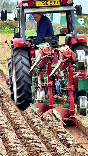 Case International 895 Tractor Powerful Ploughing with Kverneland Match Plough at North Notts