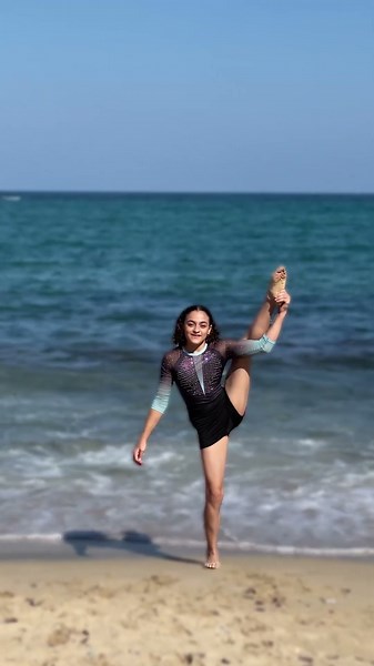 Gymnastics on the beach 🤸‍♀️💃