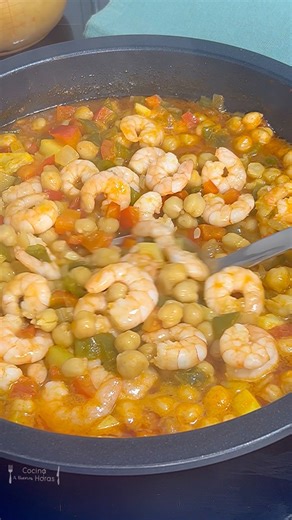 Hoy te traigo GARBANZOS CON LANGOSTINOS un plato muy fácil de hacer y con mucho sabor. RECETA ESCRITA ⬇️⬇️ ✅ INGREDIENTES 1 Cebolla 2 Pimientos Verdes 1/2 Pimiento Rojo 1 Calabacín 200 ml. De Salsa de Tomate 400 g. De Garbanzos Cocidos 300 ml. De Caldo de Pescado (Fumet) 20-25 Langostinos Aceite de Oliva VE Sal 🌟 PREPARACIÓN: 1.- En una cacerola pon aceite en el fondo. Añade la cebolla troceada y espera unos minutos a que se ablande. A continuación pon los pimientos y por último el calabacín y 