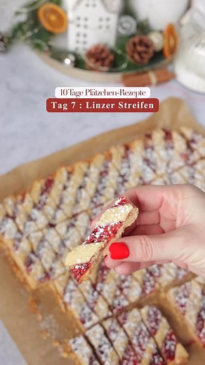 Linzer Streifen ☺️💫 Die Linzer Streifen an Tag 7 der Plätzchen-Reihe sind einfach in der Zubereitung und perfekt für alle, die zu Weihnachten keine Plätzchen ausstechen wollen. ☺️ Der Teig ist einfach vermengt, wird anteilig ausgerollt und mit Johannisbeermarmelade bestrichen. Darauf kommen die Streifen aus dem restlichen Haselnussteig. Nach dem Backen und vollständigen auskühlen könnt ihr die Linzer Streifen schneiden. Fertig sind eure einfachen Plätzchen mit Johannisbeermarmelade. 💫🎄 350 g 