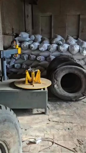 Как происходит процесс переработки шин в резиновую крошку? ♻️ Каждая покрышка проходит несколько этапов, и первый из них — нарезка. На заводе в Ташкенте старые шины разрезают на плотные резиновые ленты — так начинается путь к созданию новой резиновой крошки. И это только первая часть 🔜 📲 Наши контакты: 📞 Шымкент — 7 707 980 90 81 📞 Алматы — 7 700 281 90 81 | Gazon Lady Stroy