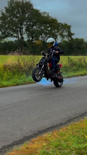 DRB 🚀 on Instagram: "Petite sortie avec le spitro 🚀 PARTENAIRE 🤝 Piece entretien et réparation 👨‍🔧 @maxiscoot_officiel 💚 -5% avec mon code ( DRB5 ) . Kit déco moto , scooter / 100% perso et semi perso Sa se passe chez @gotamdesign 🤩 -10% avec le code ( DRB10 ) . Vêtements moto perso sa se passe chez @_gemabike_ vêtements de qualité 💯 T-shirt / pull / veste -10% avec le code ( DRB10 ) . FOLLOW ME ROAD TO 40k 🤩 . TIKTOK 🎬 : DRB.OFFI 🚀 . . . . . #spitro #spitroast #mbk #mbkbooster #wheel