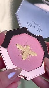 Beautiful Bee! 🐝 The stunning Queen Bee Blush comes in two gorgeous shades - Soft Pink and Peachy Terracotta! Topped with gold shimmer in the shape of a bee, it's perfect for a glowing complexion! #byscosmetics #bysqueenbee #blush #peachblush #pinkblush #makeup #makeupdupe #bee #queenbee | BYS Cosmetics