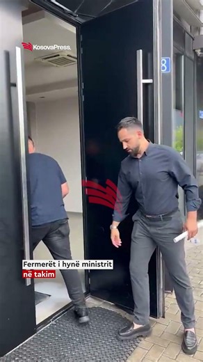 Fermerët i hynë ministrit në takim