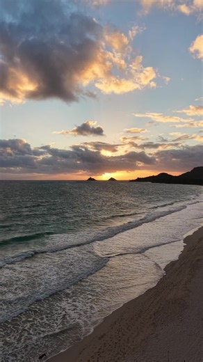The sunrise from Kalama Beach Park in Kailua is quite spectacular Windward O'ahu #beach #adventure #hilife #livingaloha #oahulife