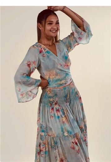Here is a beautiful cotton-silk set composed of a bohemian skirt with three flounces and a crossover top with trumpet sleeves. #ledressingbyboubou #madeinmauritius #womensfashion #elegantstyle @Brigitte Brasse