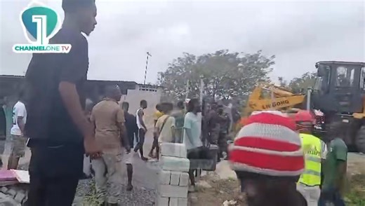 WATCH: The Tema Metropolitan Assembly (TMA) has begun demolishing unauthorized structures near government installations. Despite pleas from some residents to halt the exercise, officials continued the operation — following a moratorium placed in July 2025 on new temporary permits to curb the spread of illegal developments in Tema. #CitiNewsroom #Tema | Citi 97.3 FM
