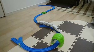 Un train miniature déraille