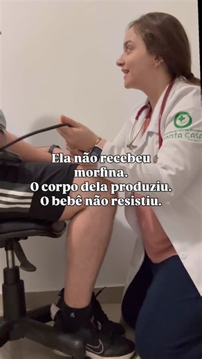 Luana S. Sarkis on Instagram: "Ela não recebeu morfina. Tomava codeína, prescrita no pós-parto, dentro da dose terapêutica. A codeína é um pró-fármaco. Ela só se torna ativa após metabolização hepática, principalmente pela enzima CYP2D6, que a converte em morfina. Em algumas pessoas, essa enzima funciona de forma diferente. São os chamados metabolizadores ultrarrápidos. Nesses casos, a conversão de codeína em morfina é muito maior do que o esperado. E a morfina, por ser lipossolúvel, passa para