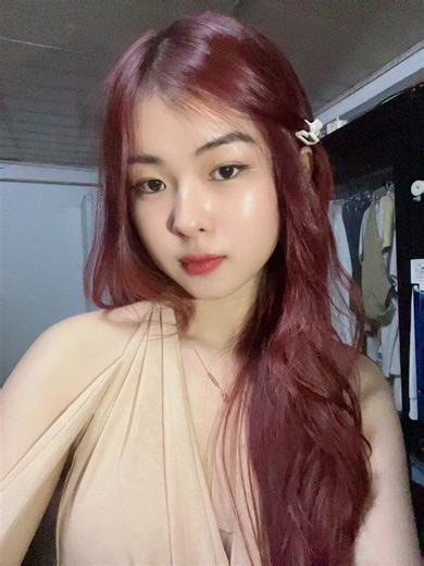 Stunning Long Red Hair Trends for Stylish Looks