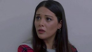 Elif odcinek 995 streszczenie - Ludzie Rany na próżno próbują zmusić Melek do mówienia. Emirhan zaprasza Şafaka na przyjęcie urodzinowe